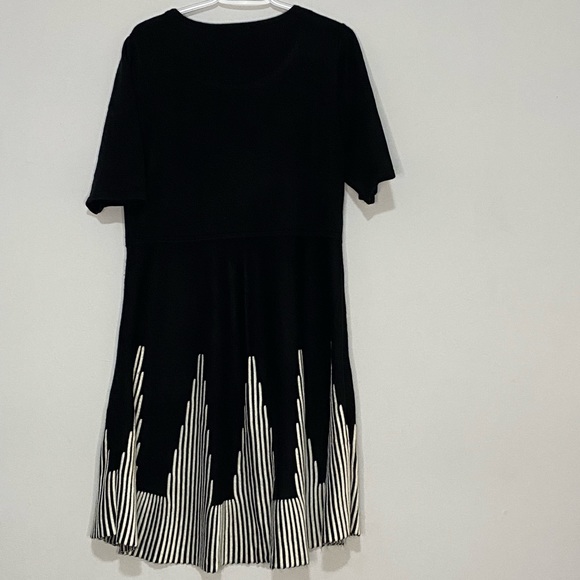 Sweater dress with short sleeve - Picture 2 of 5